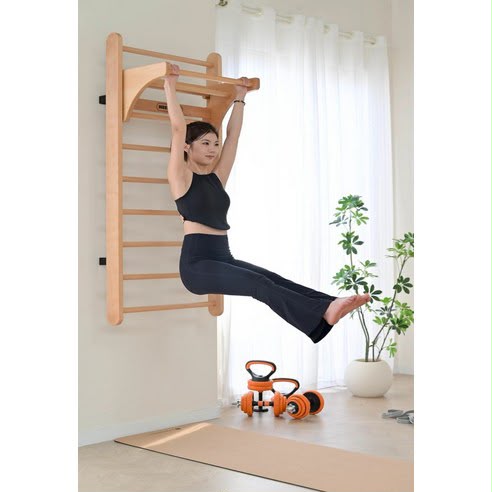 Échelle murale en bois avec barre de traction